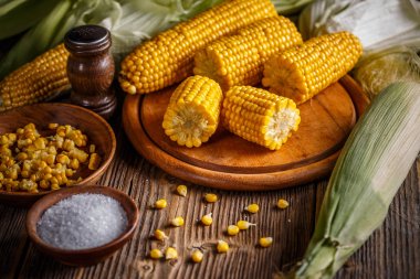 tuz ile haşlanmış mısır