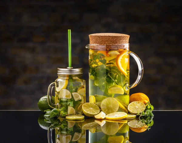 Cold lemon water — Stock Photo, Image