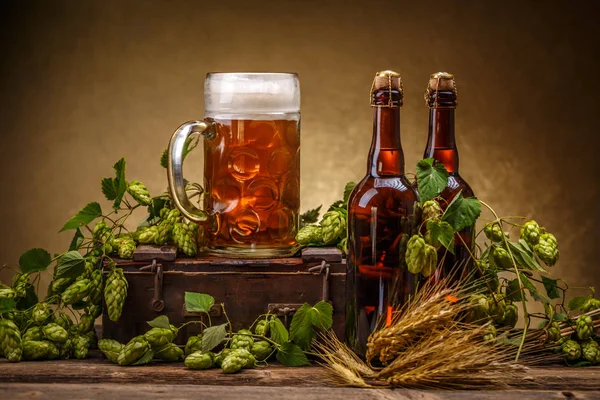 Bicchiere e bottiglie di birra — Foto Stock