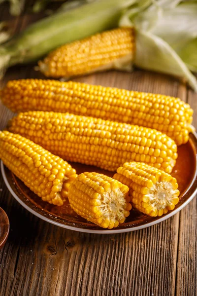 Солодкий варена кукурудза — стокове фото
