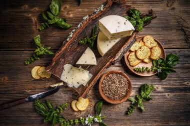 Kimyon tohumları ile peynir kama