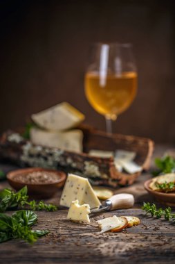 Kimyon tohumu ile peynir 