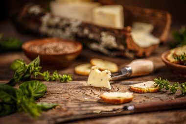 Kimyon tohumu ile peynir 