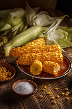 tuz ile haşlanmış mısır