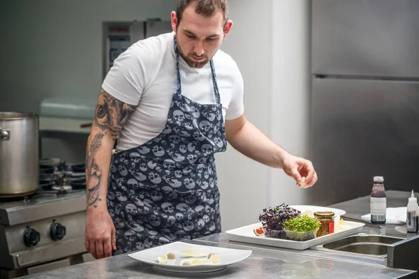 Chef preparare il cibo — Foto Stock