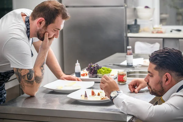 Los chefs están haciendo una lluvia de ideas — Foto de Stock