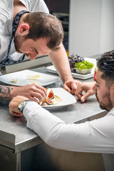 Los chefs están haciendo una lluvia de ideas — Foto de Stock