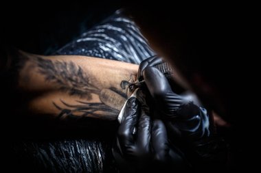 Profesyonel dövme sanatçısı 