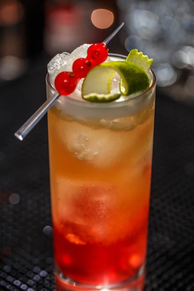 Alcoholic or non-alcoholic cocktail — Stock Photo, Image
