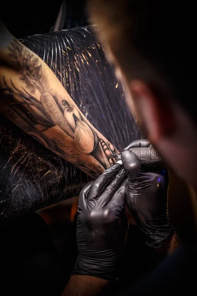 Professionell tatuerare — Stockfoto