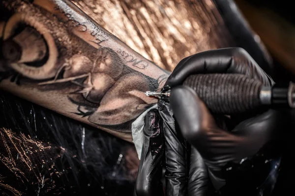 Profesionální tetování umělec — Stock fotografie