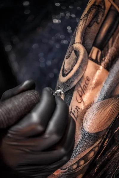 Tatuaje artista tatuaje —  Fotos de Stock