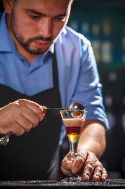 Kokteyl hazırlama barmen katmanlı