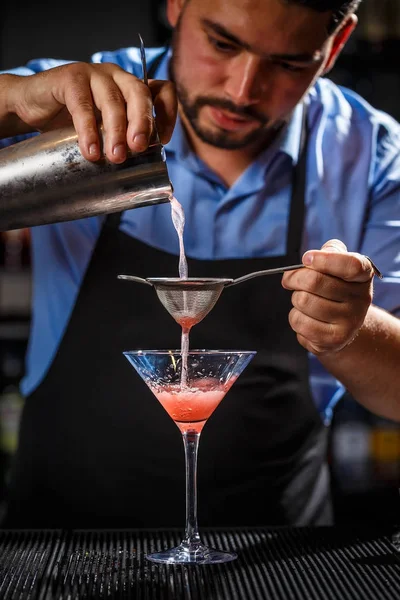 O barman especialista está a fazer cocktail. — Fotografia de Stock