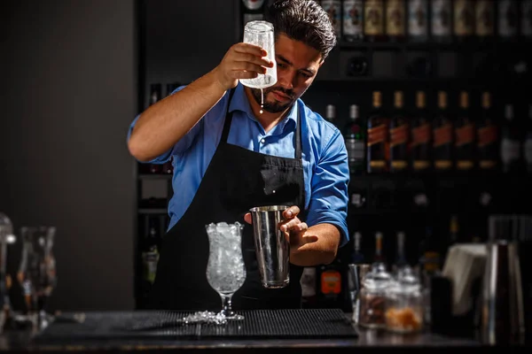 Barman z wytrząsarką — Zdjęcie stockowe