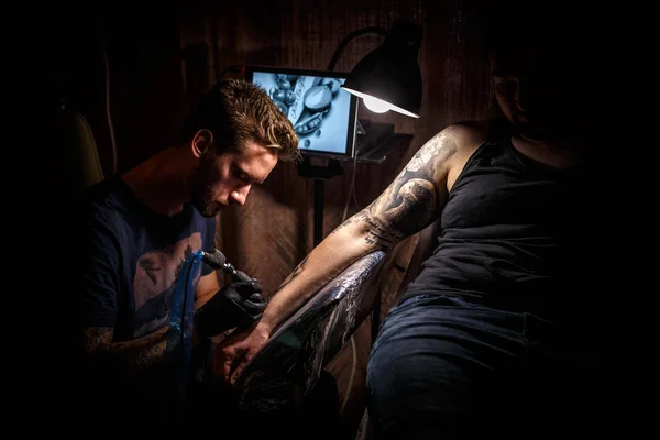 Αρσενικός καλλιτέχνης τατουάζ — Φωτογραφία Αρχείου