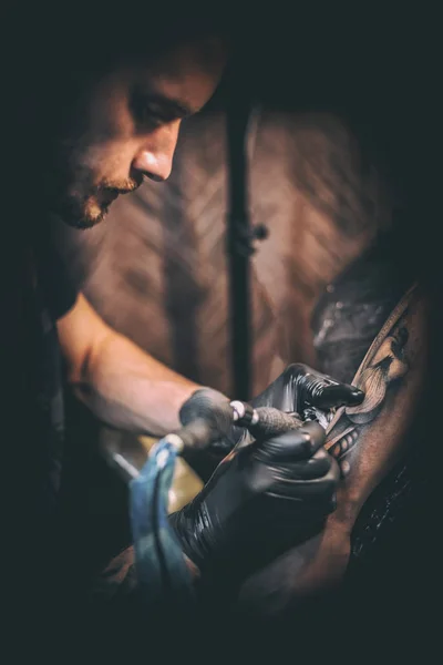 전문적인 tattooer 아티스트 — 스톡 사진