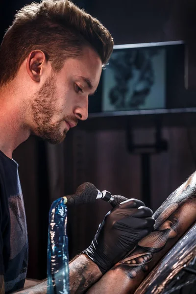 Tatuaggio artista professionista — Foto Stock