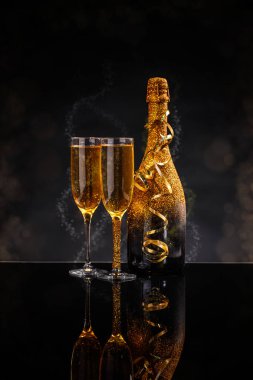 Şampanya bardağı getirmek için hazır