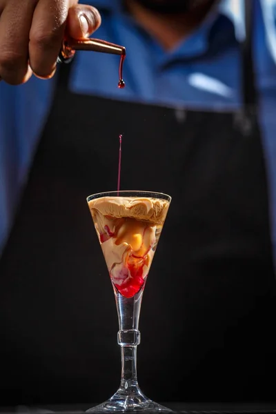 Bartrender face cocktail pentru creier — Fotografie, imagine de stoc