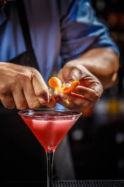 Barman décore un cocktail cosmopolite — Photo