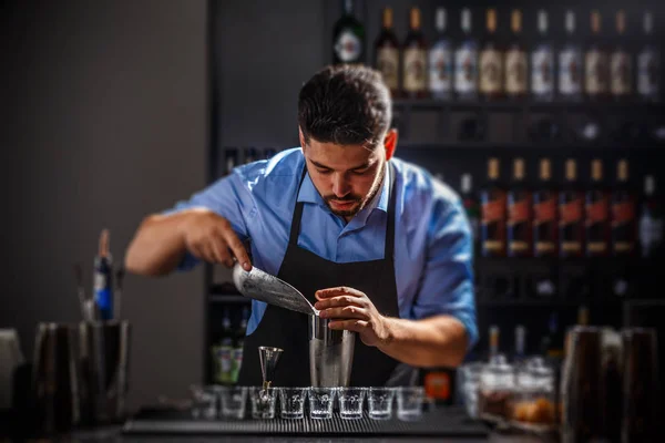 Barkeeper bereitet ein alkoholisches Getränk zu — Stockfoto