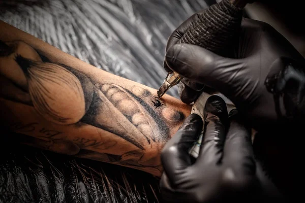 Tatuaggio artista professionista — Foto Stock