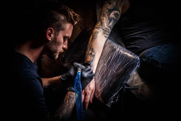 Vousatý tattoo umělec — Stock fotografie