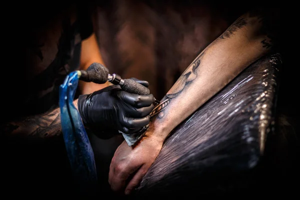 Καλλιτέχνης τατουάζ άνθρωπος — Φωτογραφία Αρχείου
