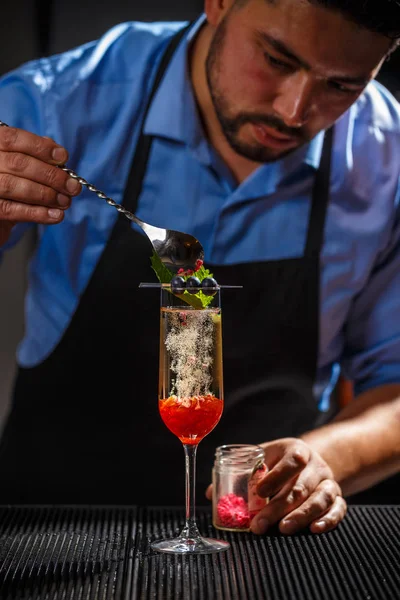 Barman voorbereiden cocktail Stockfoto