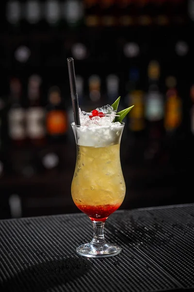 Cocktail i baren counter — Stockfoto