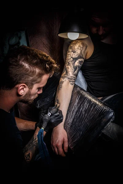 Vousatý tattoo umělec — Stock fotografie