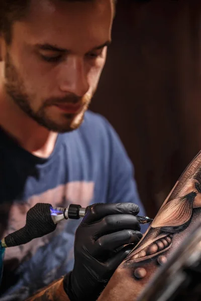 Artista de tatuagem profissional — Fotografia de Stock