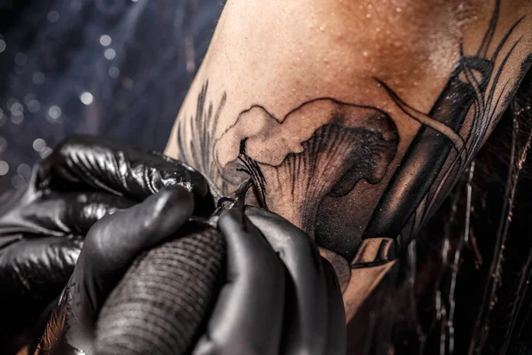 Profesionální umělce provedení tetování — Stock fotografie