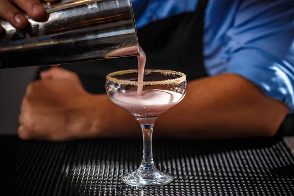 Professioneller Barkeeper bei der Arbeit — Stockfoto