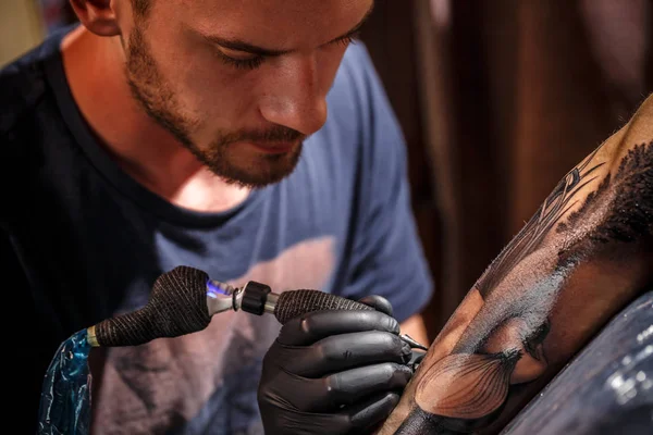 Tatuagem barbuda artista masculino — Fotografia de Stock