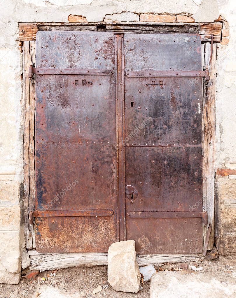 Старая металлическая ржавая дверь, старые материалы и текстура ...