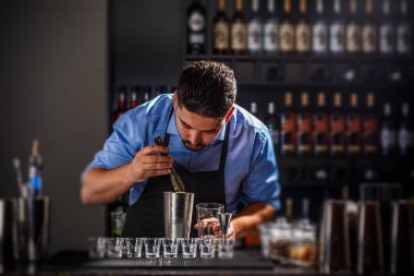 Barmen bir alkollü içecek hazırlama
