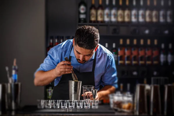 Cantinero preparando una bebida alcohólica —  Fotos de Stock