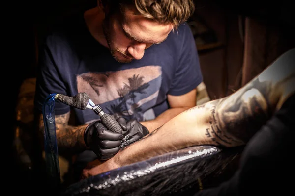 Tatuaggio artista professionista — Foto Stock
