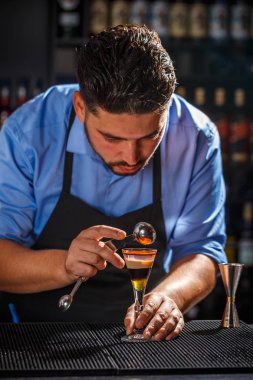 Barmen iş başında