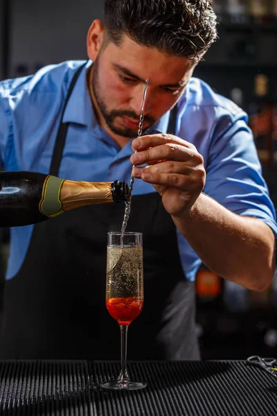 Bartender preparing a champagne cocktail — Stock Photo, Image