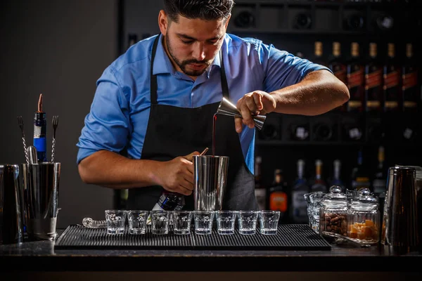 Barman com jigger — Fotografia de Stock