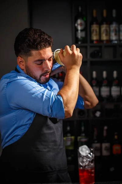 Barman treme e mistura de álcool — Fotografia de Stock