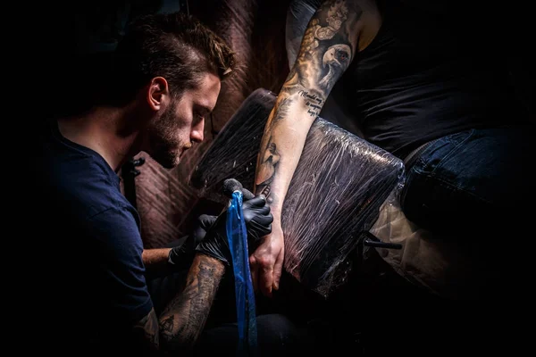 Artista profesional del tatuaje — Foto de Stock