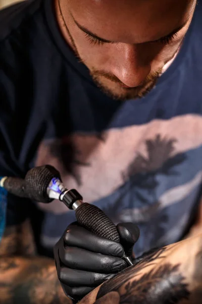 Tatuagem mestre desenha — Fotografia de Stock