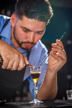 Barmen bir çubuğunu kullanarak kaşık