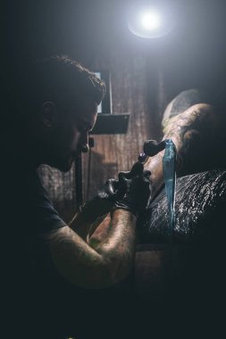 Profesyonel dövme sanatçısı