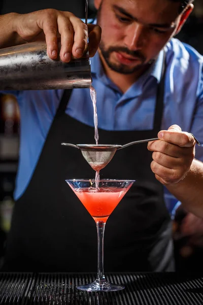 Barman está fazendo coquetel — Fotografia de Stock