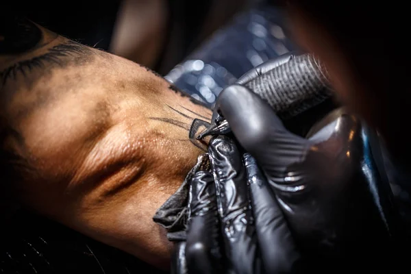 Hombre creando tatuaje Fotos de stock